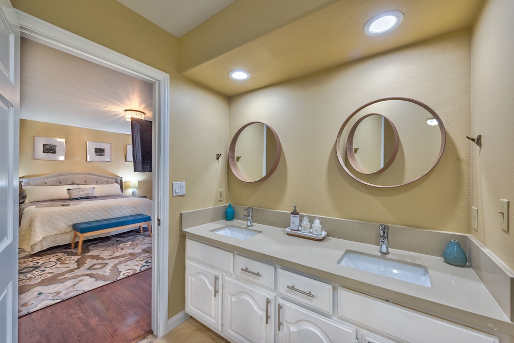 Beautiful spacious home, up to 10 guests welcome!