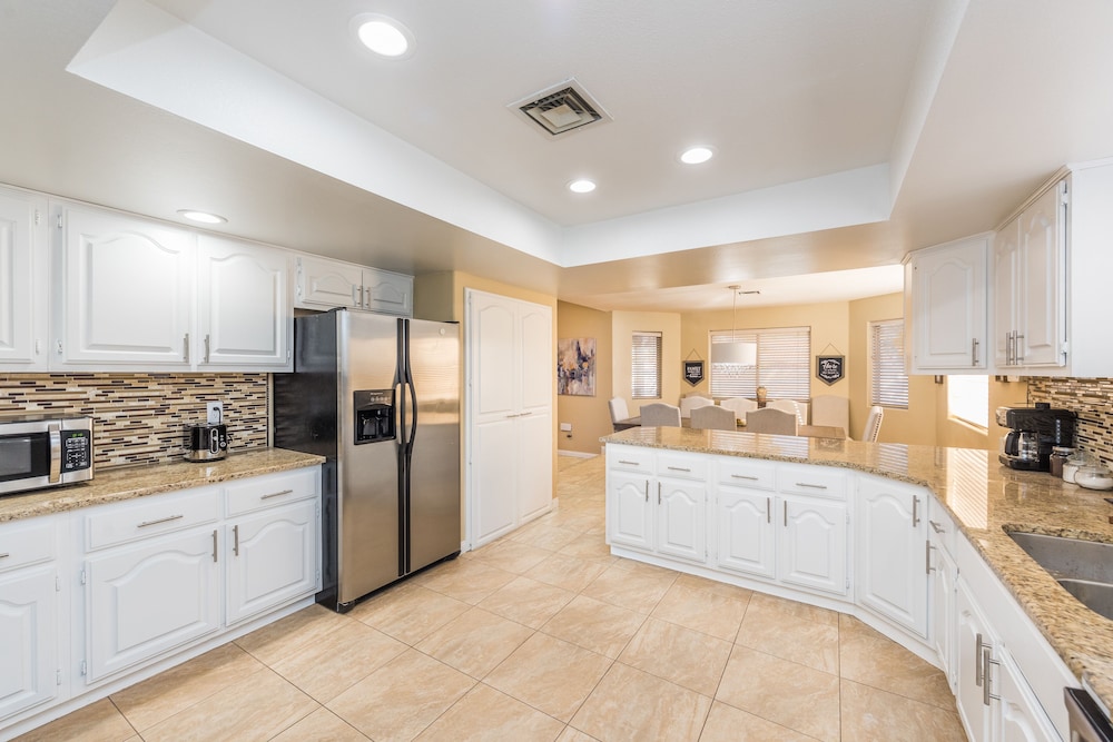 Beautiful spacious home, up to 10 guests welcome!