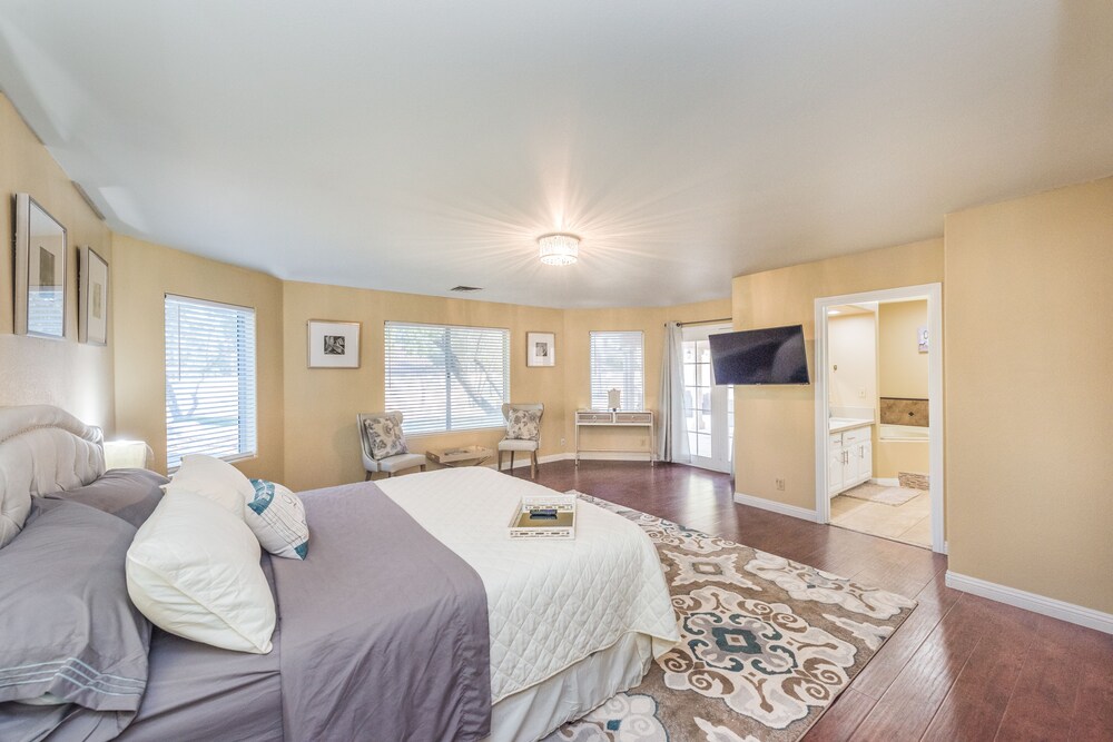 Beautiful spacious home, up to 10 guests welcome!