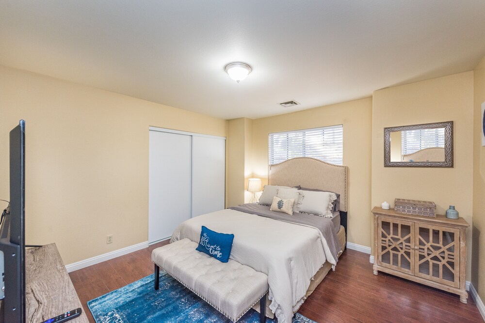 Beautiful spacious home, up to 10 guests welcome!