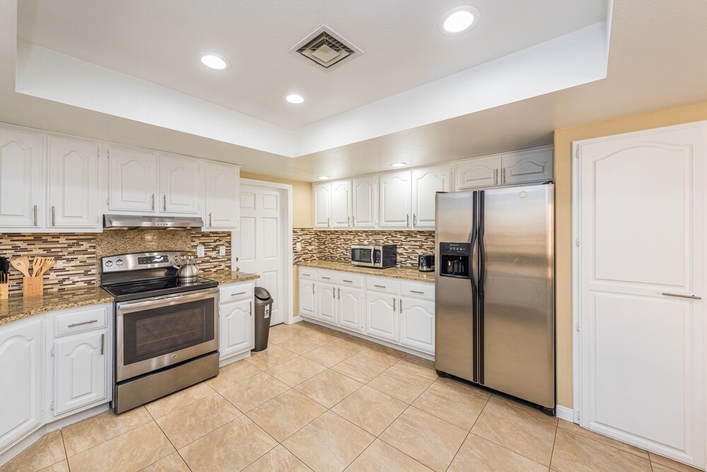 Beautiful spacious home, up to 10 guests welcome!