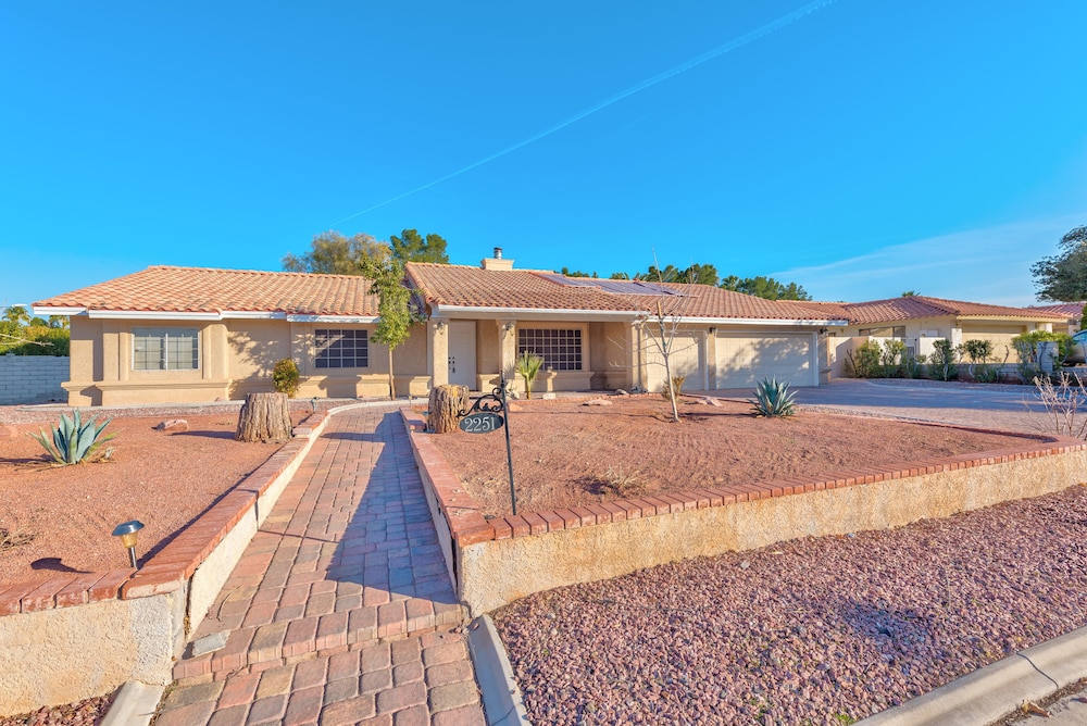 Beautiful spacious home, up to 10 guests welcome!