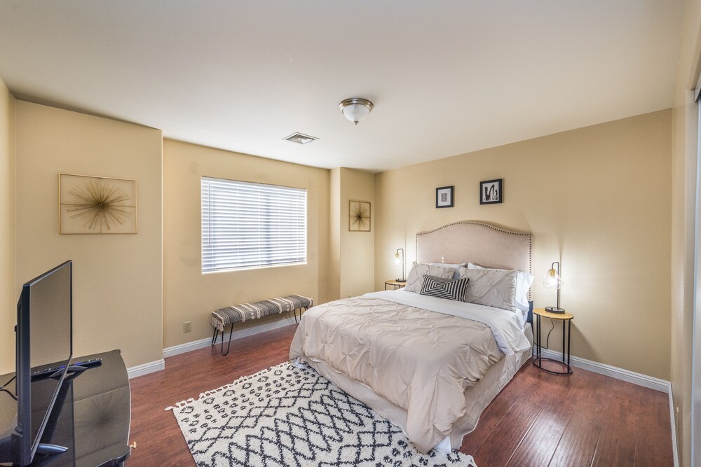 Beautiful spacious home, up to 10 guests welcome!