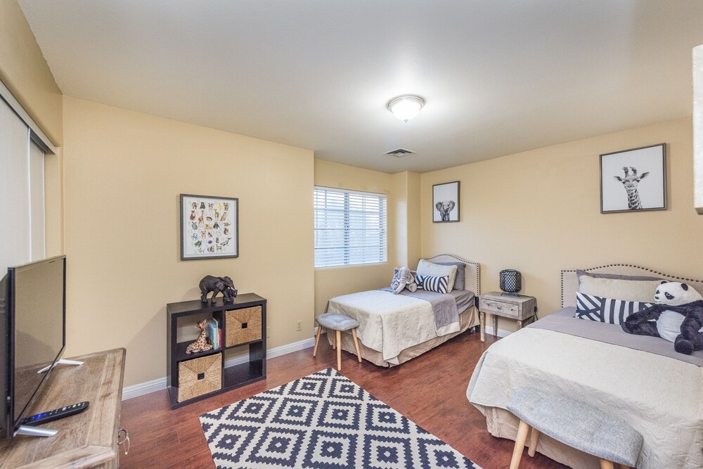 Beautiful spacious home, up to 10 guests welcome!