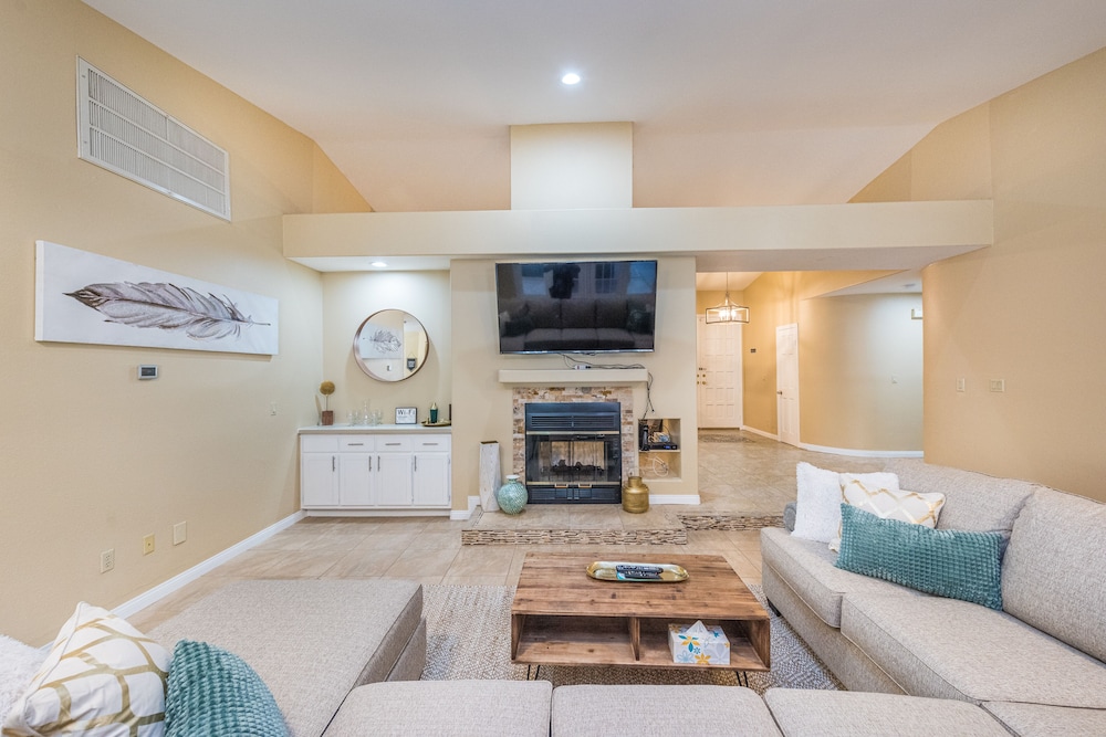 Beautiful spacious home, up to 10 guests welcome!