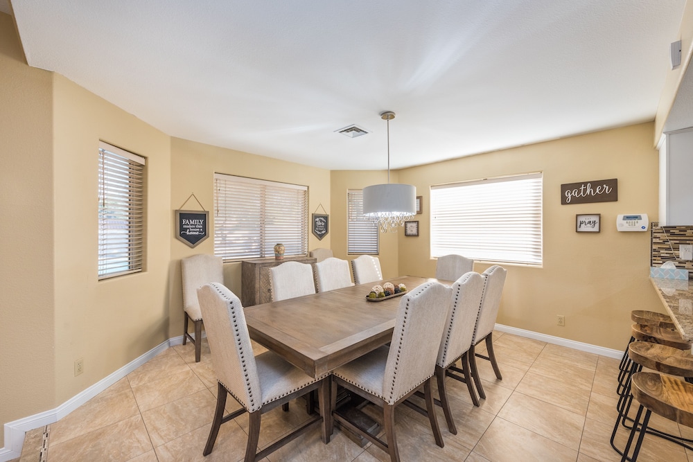 Beautiful spacious home, up to 10 guests welcome!