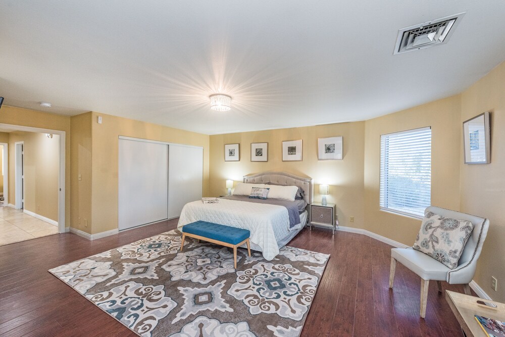 Beautiful spacious home, up to 10 guests welcome!