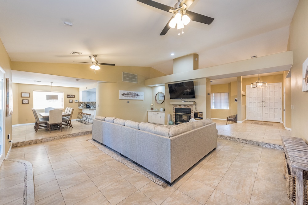 Beautiful spacious home, up to 10 guests welcome!