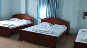 Minibar, bàn, bàn ủi/dụng cụ ủi quần áo