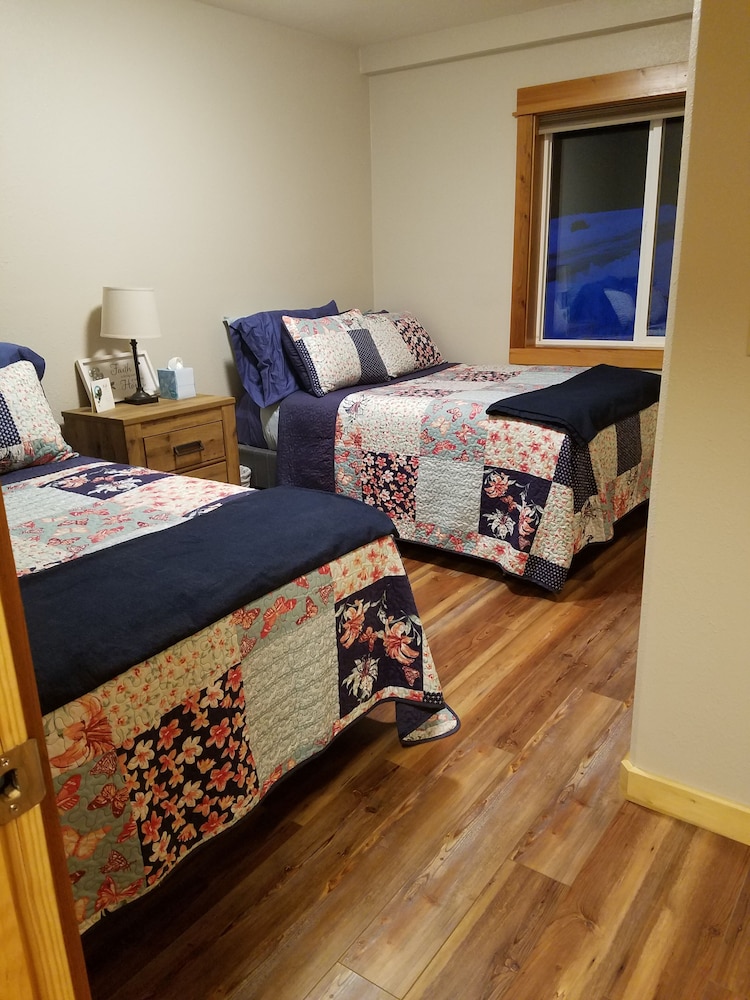 LOVE SHACK CABIN RENTAL. Located in Coffman Cove on Prince of Wales