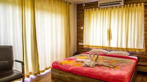 In-room safe, blackout drapes, free WiFi, linens