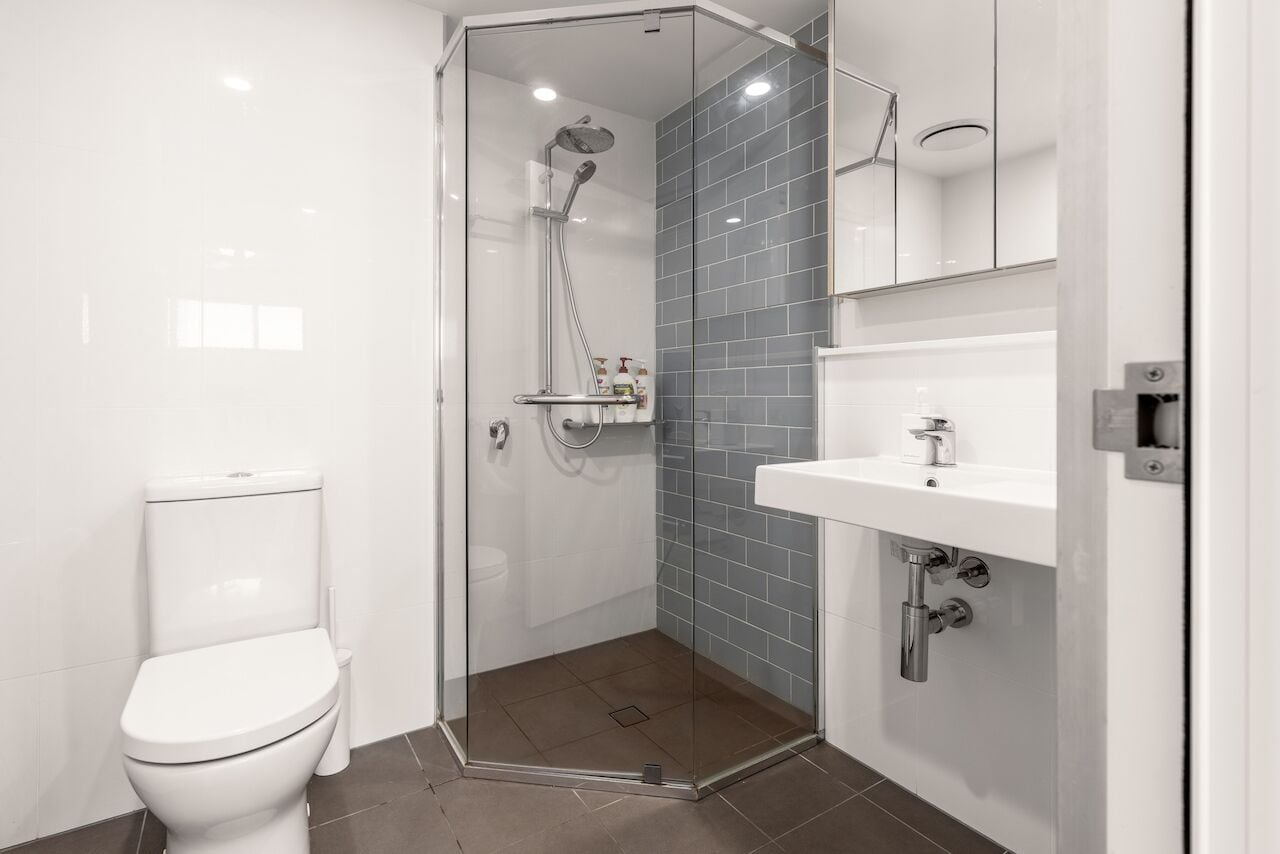 Luxurious 2BR APT Rooftop Gym + Free Parking