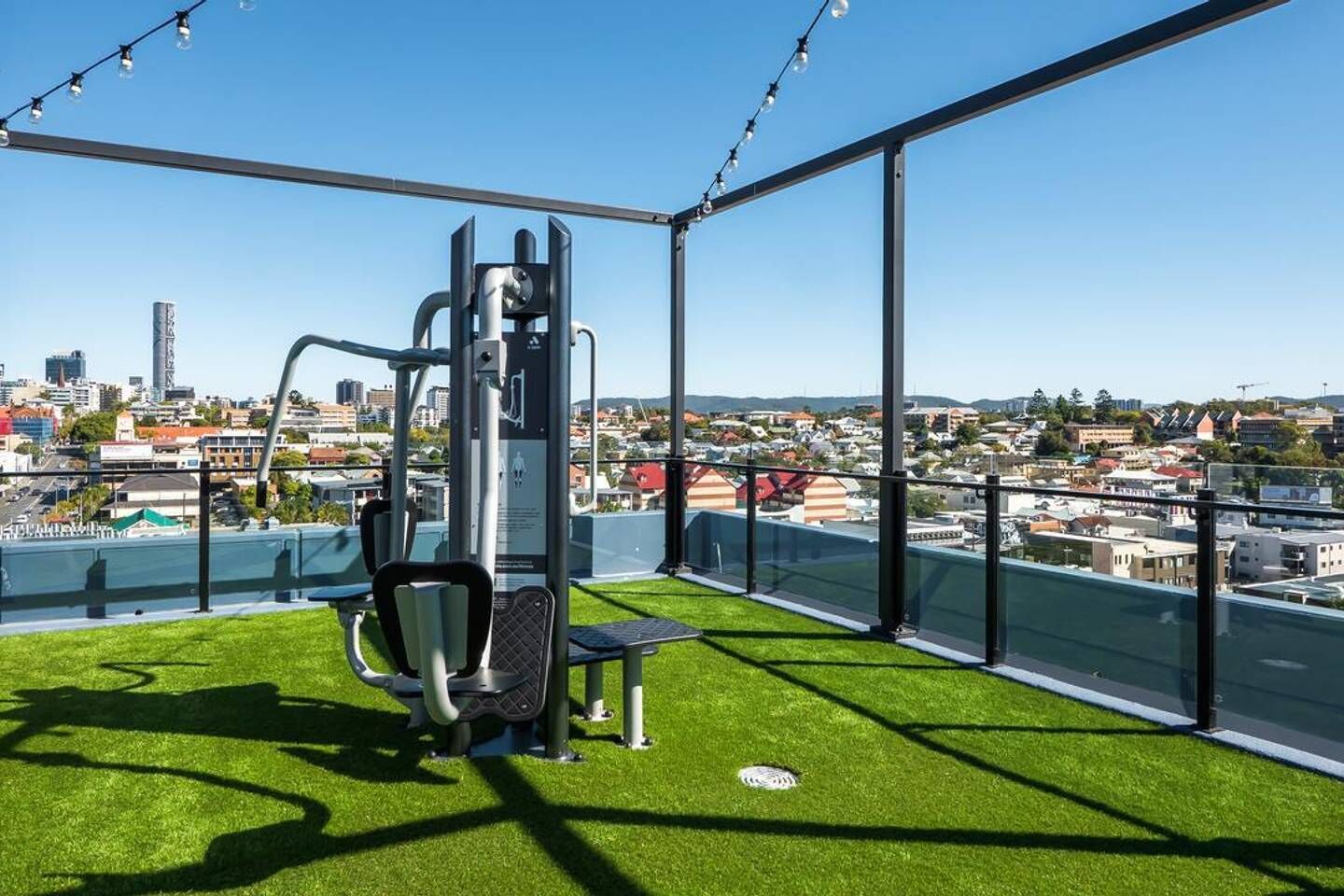 Luxurious 2BR APT Rooftop Gym + Free Parking