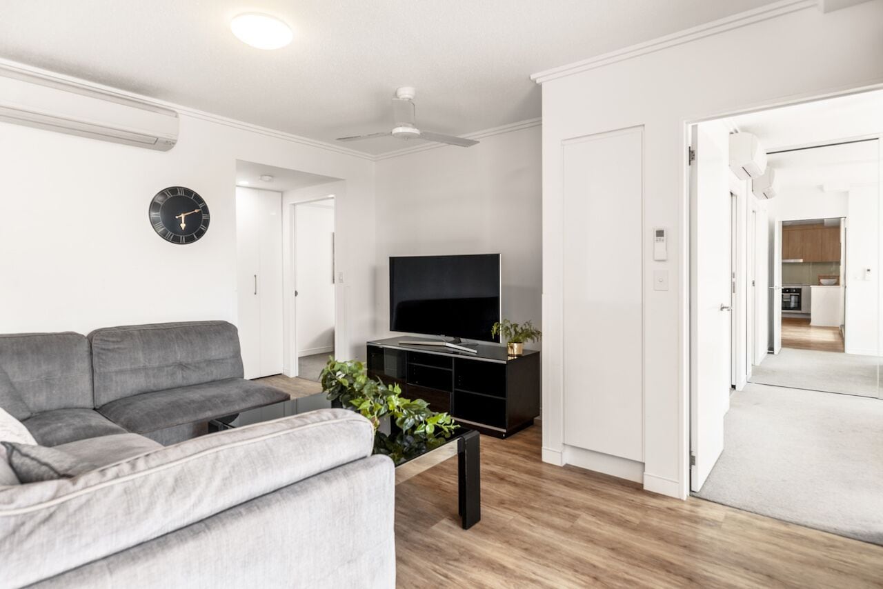 Luxurious 2BR APT Rooftop Gym + Free Parking