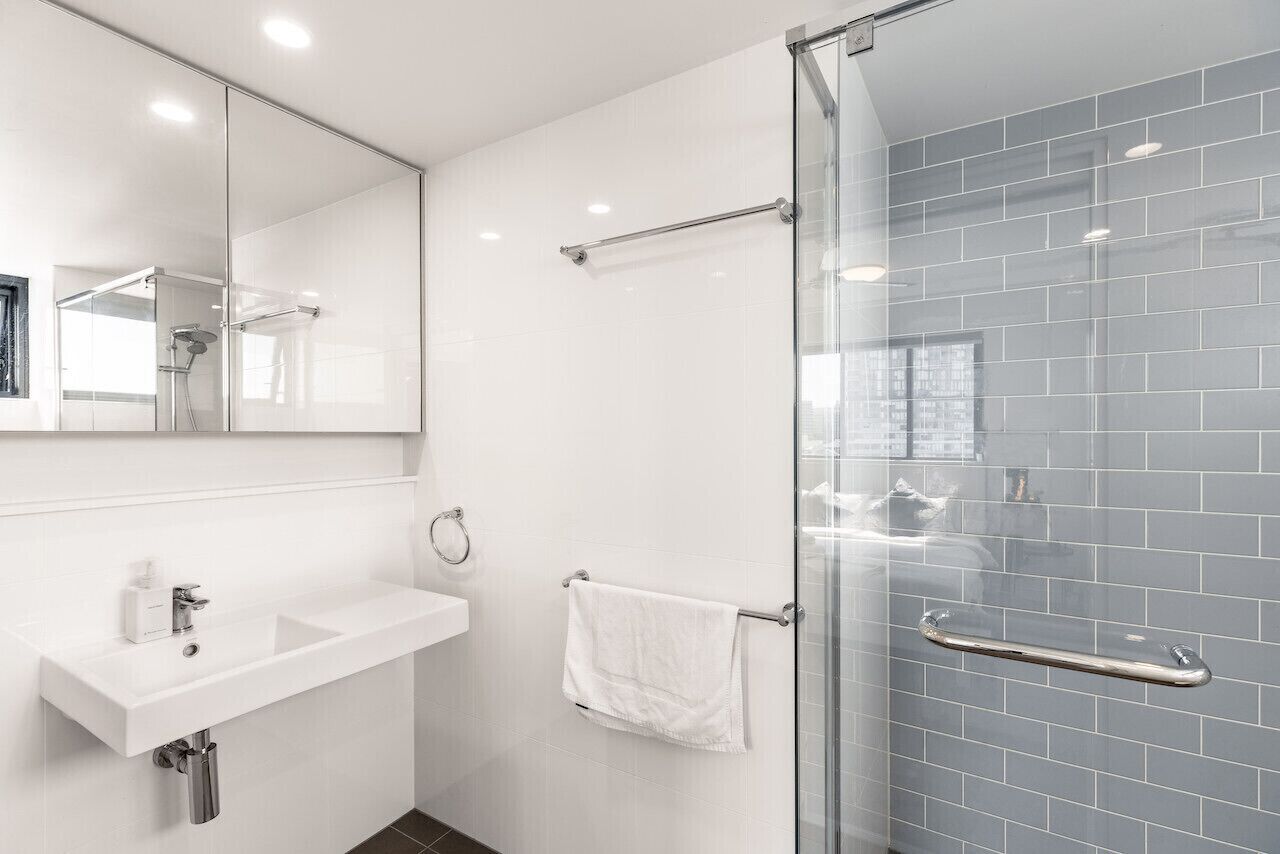 Luxurious 2BR APT Rooftop Gym + Free Parking