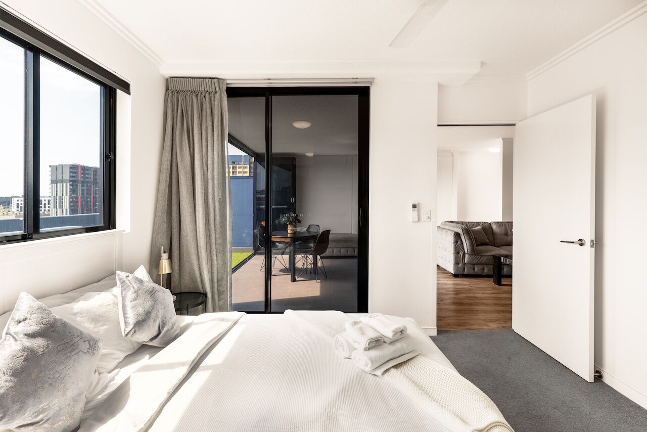 Luxurious 2BR APT Rooftop Gym + Free Parking