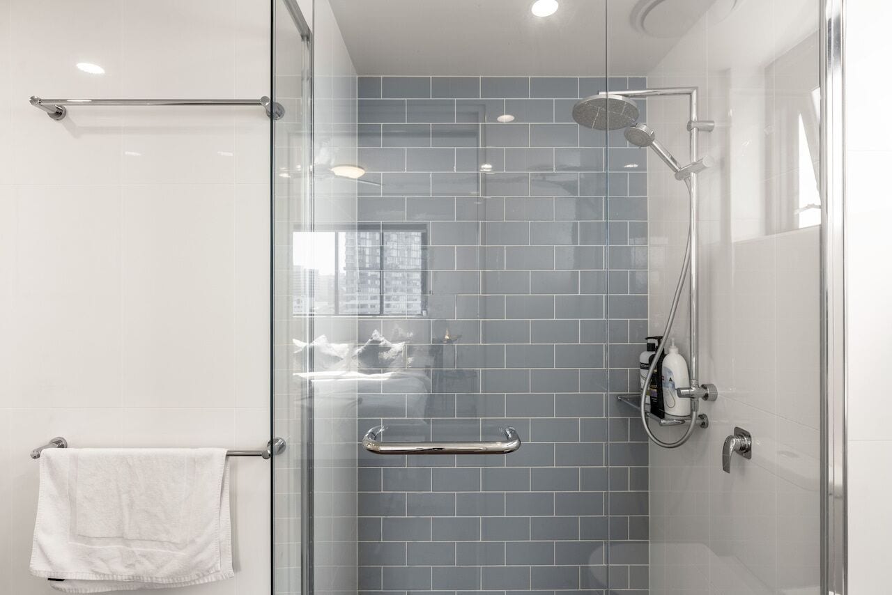 Luxurious 2BR APT Rooftop Gym + Free Parking