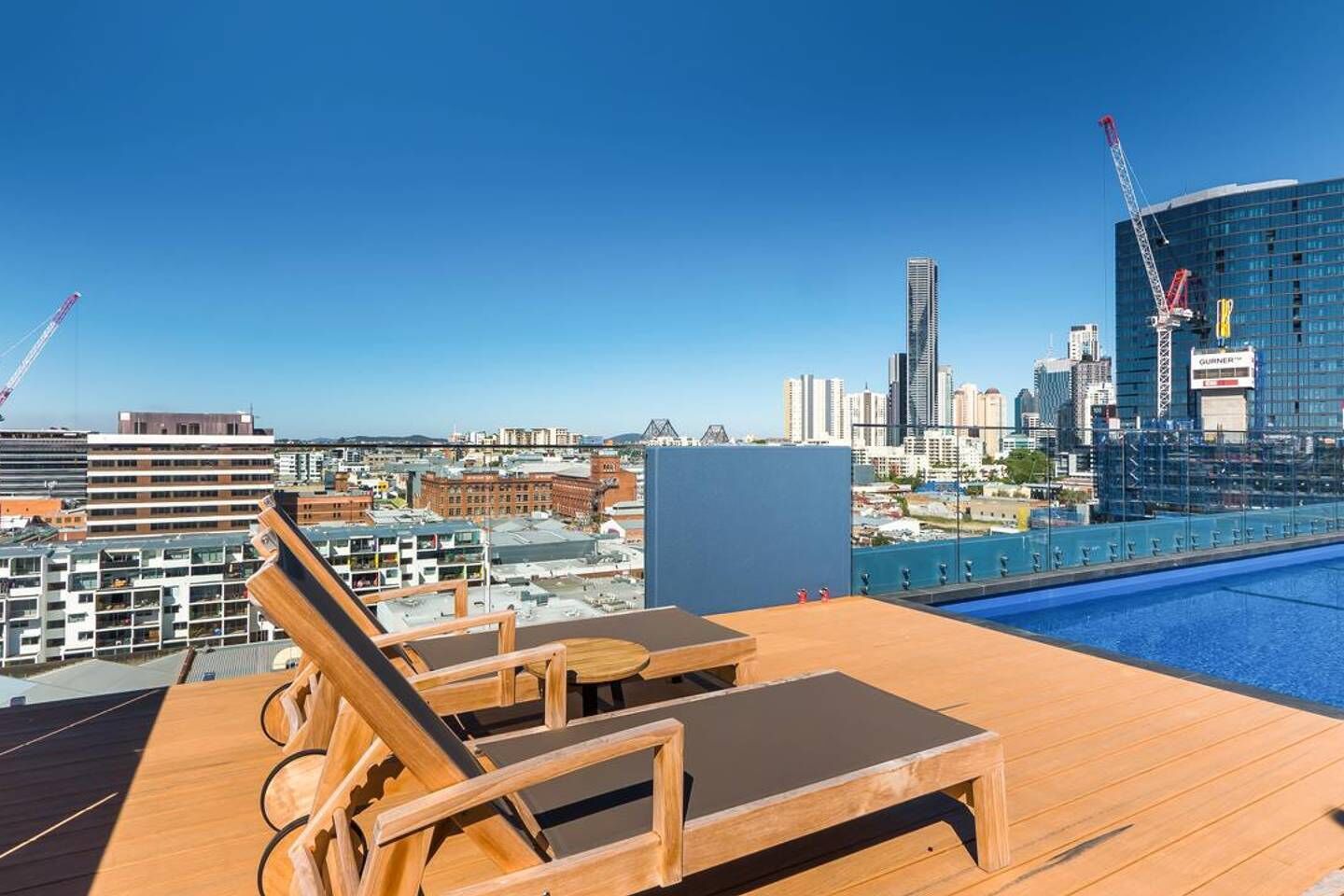 Luxurious 2BR APT Rooftop Gym + Free Parking