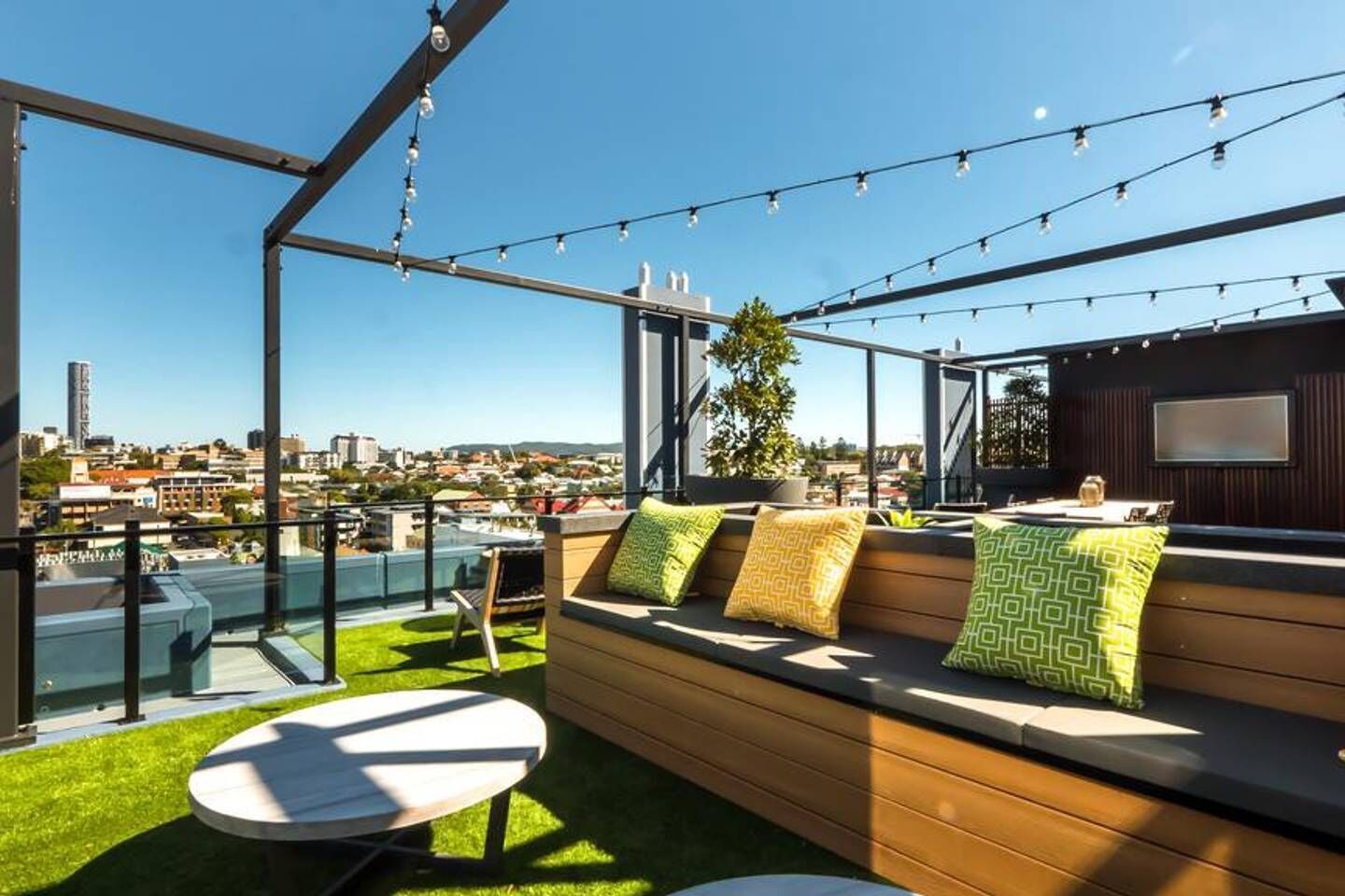 Luxurious 2BR APT Rooftop Gym + Free Parking