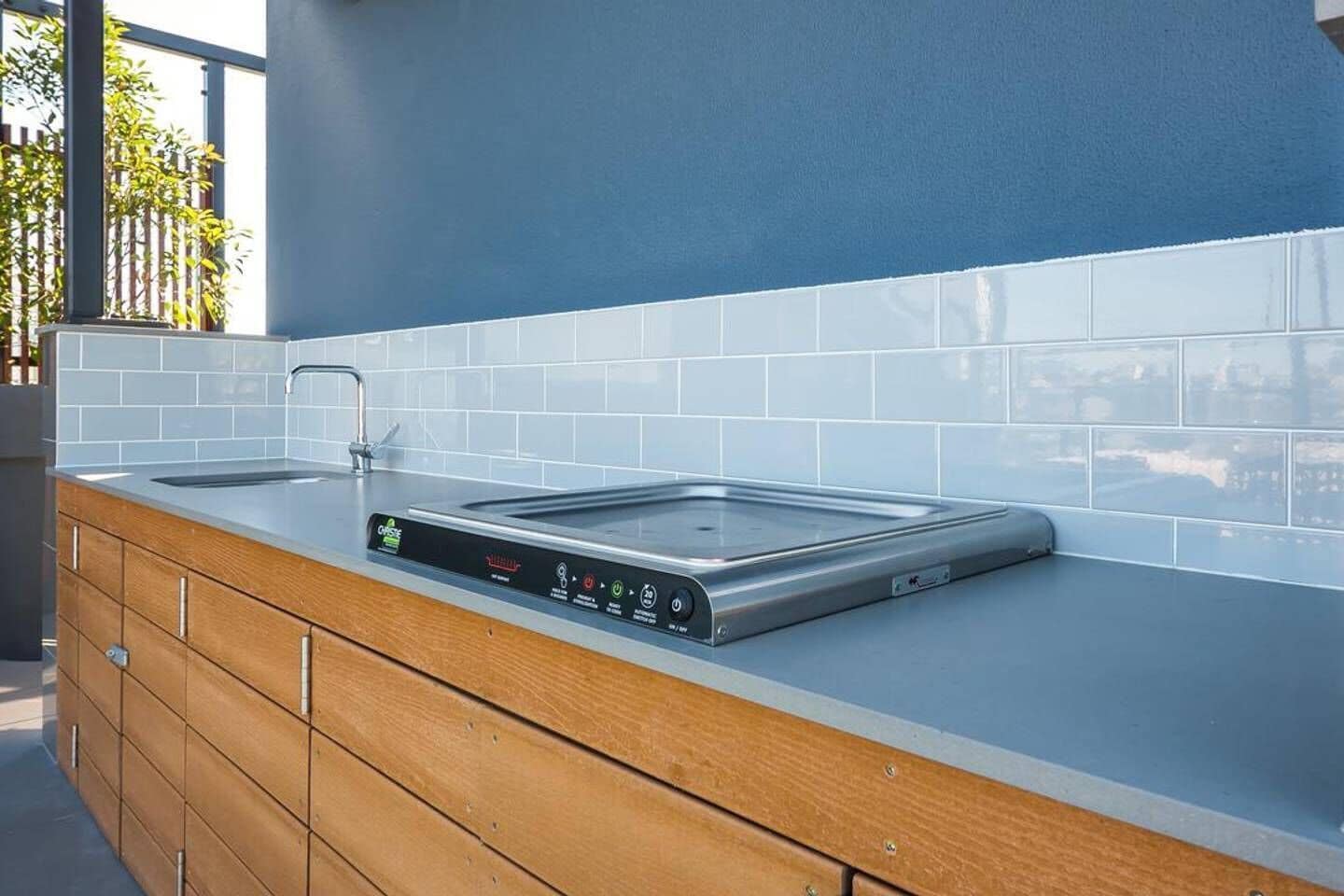 Luxurious 2BR APT Rooftop Gym + Free Parking