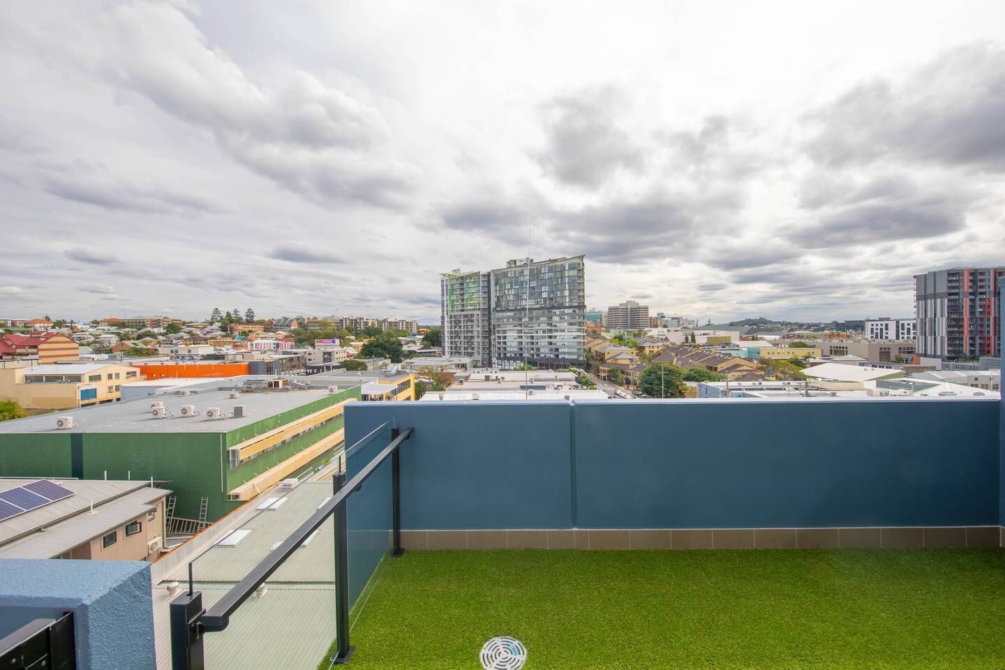 Luxurious 2BR APT Rooftop Gym + Free Parking