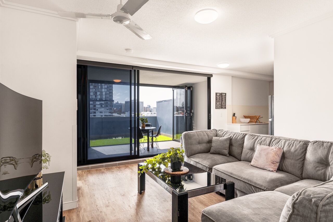 Luxurious 2BR APT Rooftop Gym + Free Parking