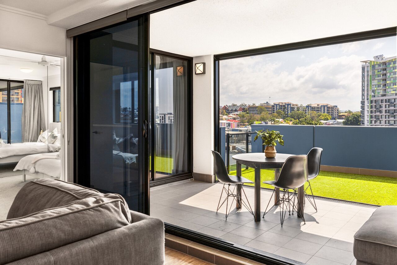 Luxurious 2BR APT Rooftop Gym + Free Parking