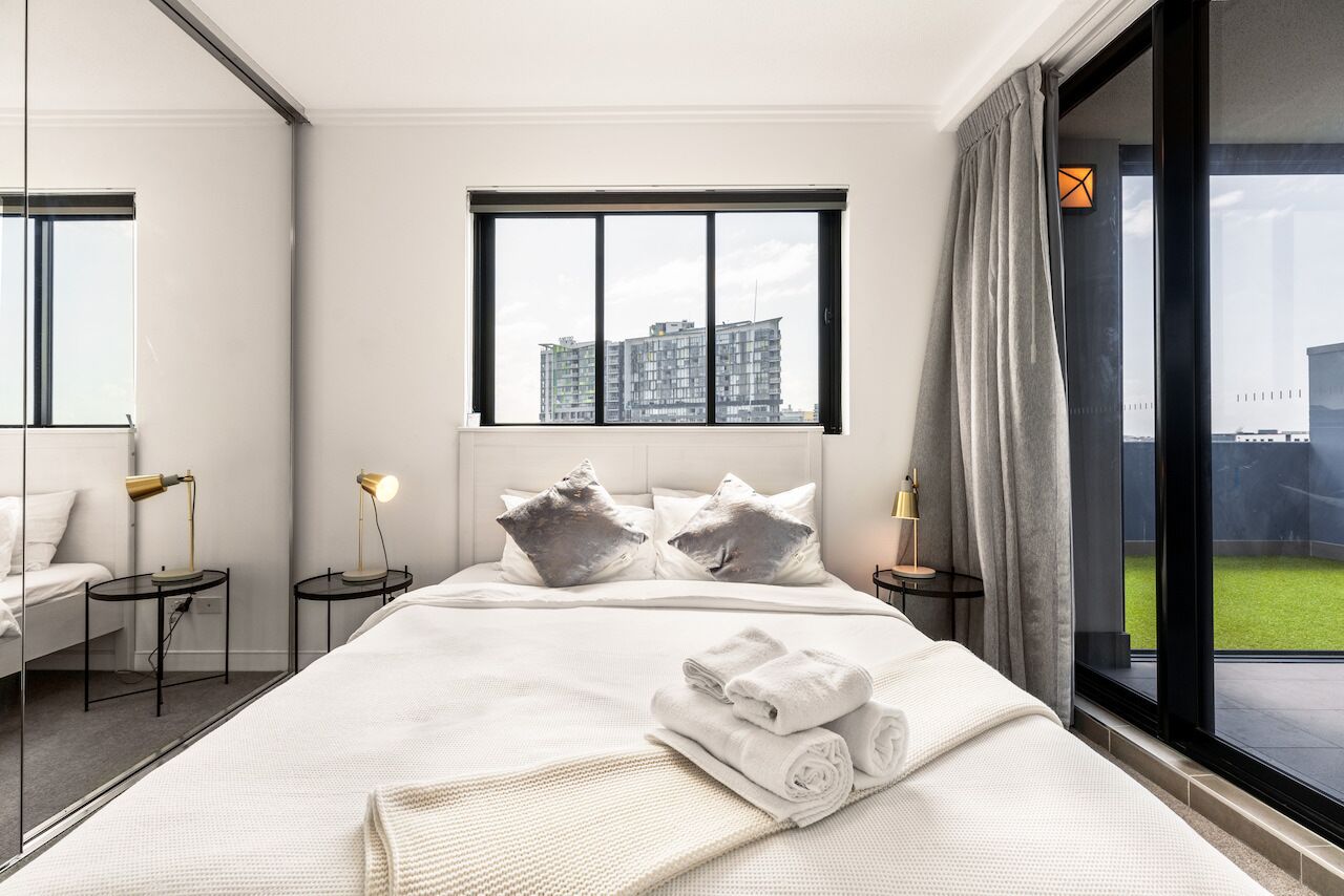 Luxurious 2BR APT Rooftop Gym + Free Parking