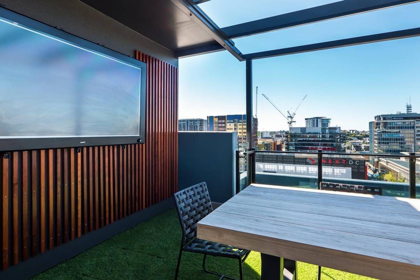 Luxurious 2BR APT Rooftop Gym + Free Parking