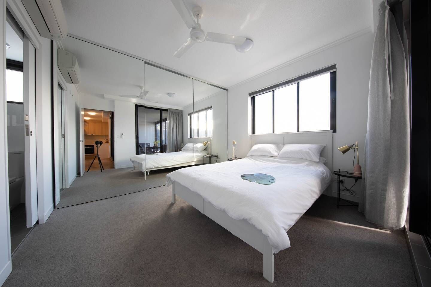 Luxurious 2BR APT Rooftop Gym + Free Parking