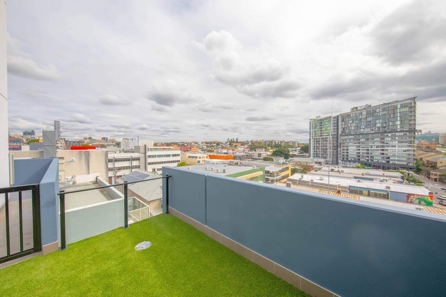 Luxurious 2BR APT Rooftop Gym + Free Parking