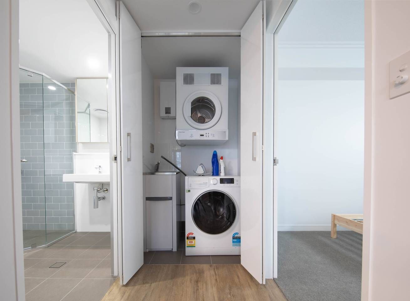 Luxurious 2BR APT Rooftop Gym + Free Parking