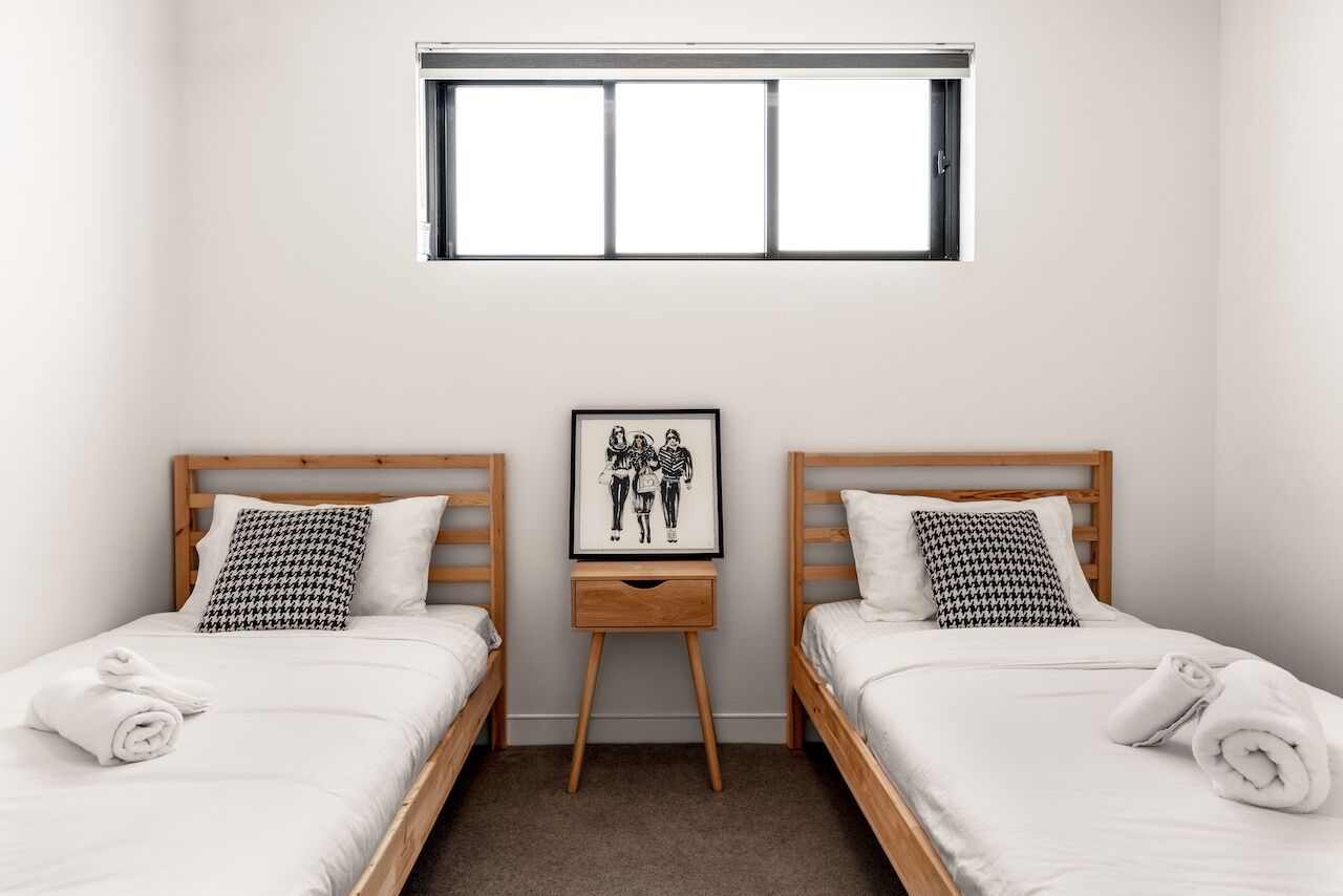 Luxurious 2BR APT Rooftop Gym + Free Parking