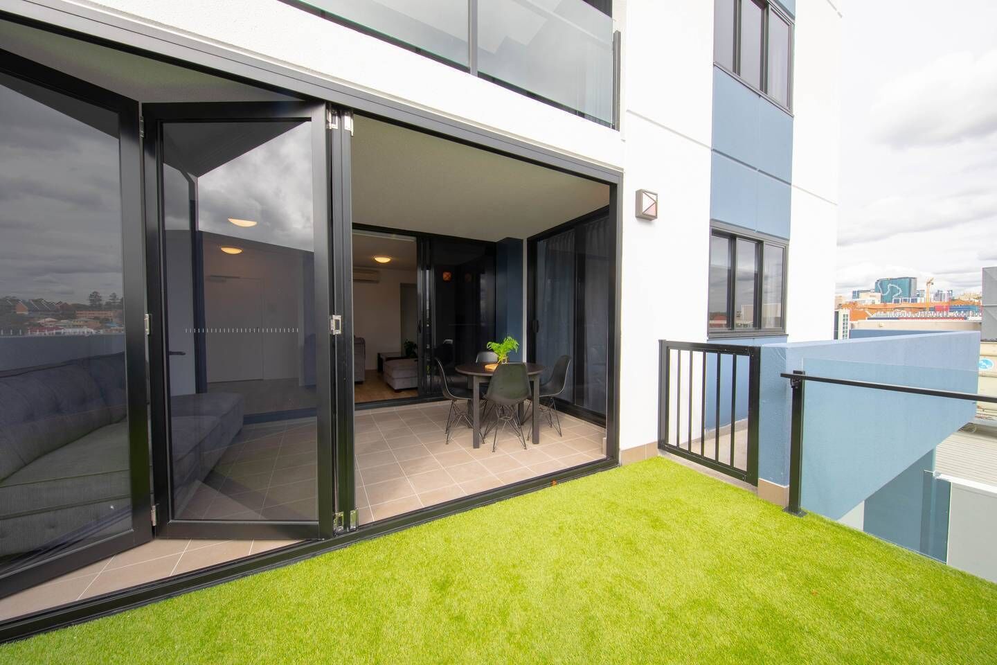 Luxurious 2BR APT Rooftop Gym + Free Parking