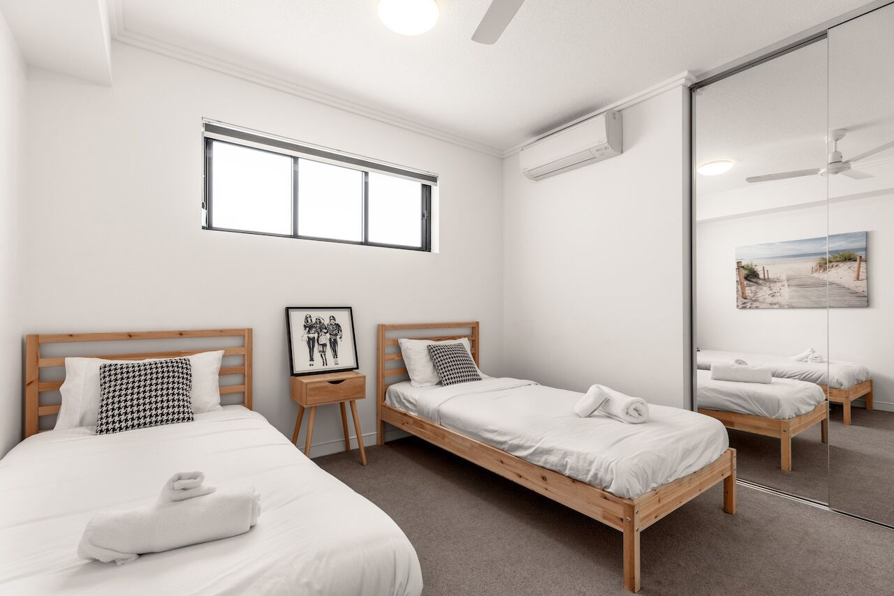 Luxurious 2BR APT Rooftop Gym + Free Parking