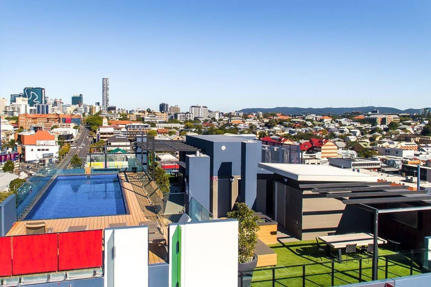 Luxurious 2BR APT Rooftop Gym + Free Parking