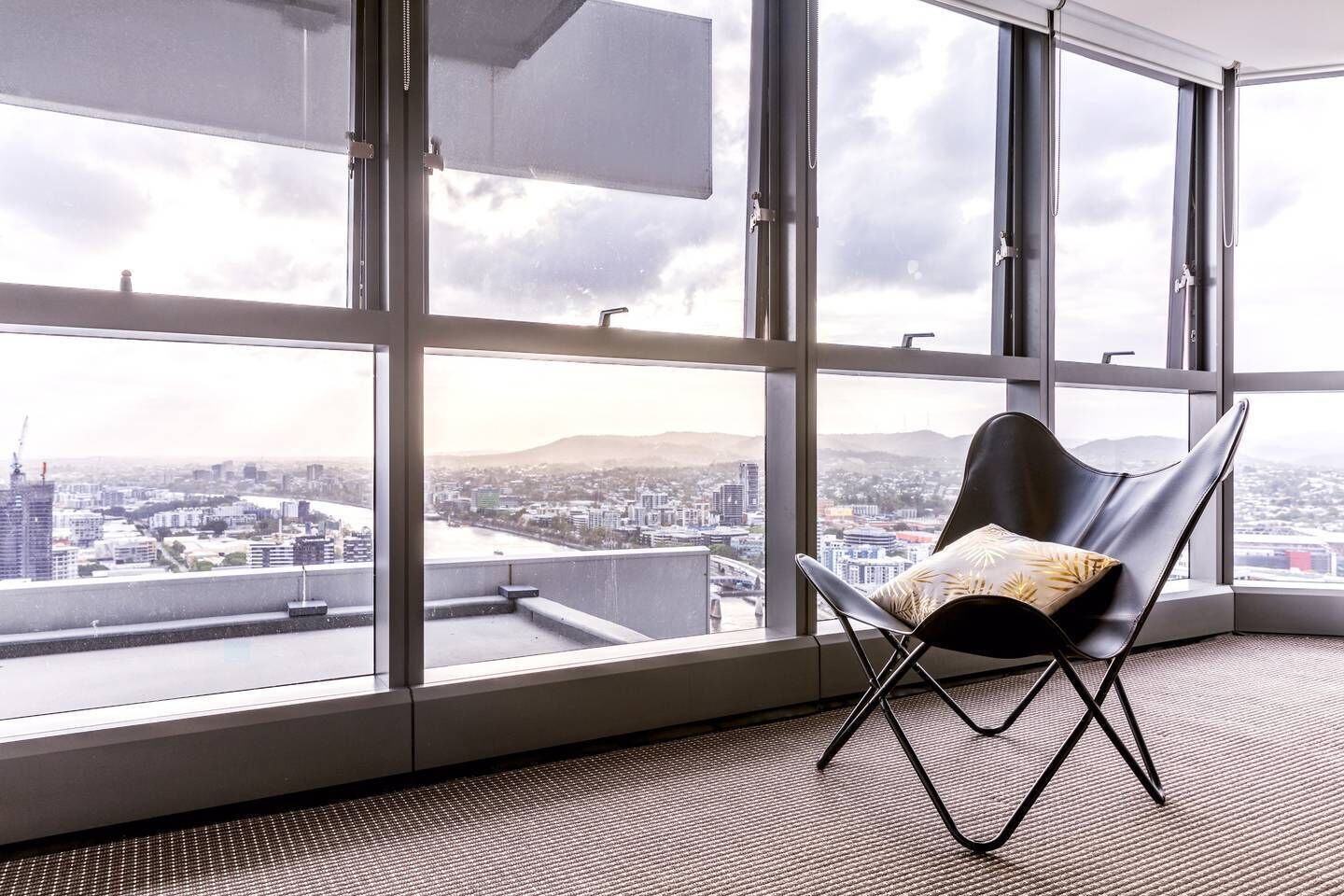 High Lvl River View Brisbane CBD +parking