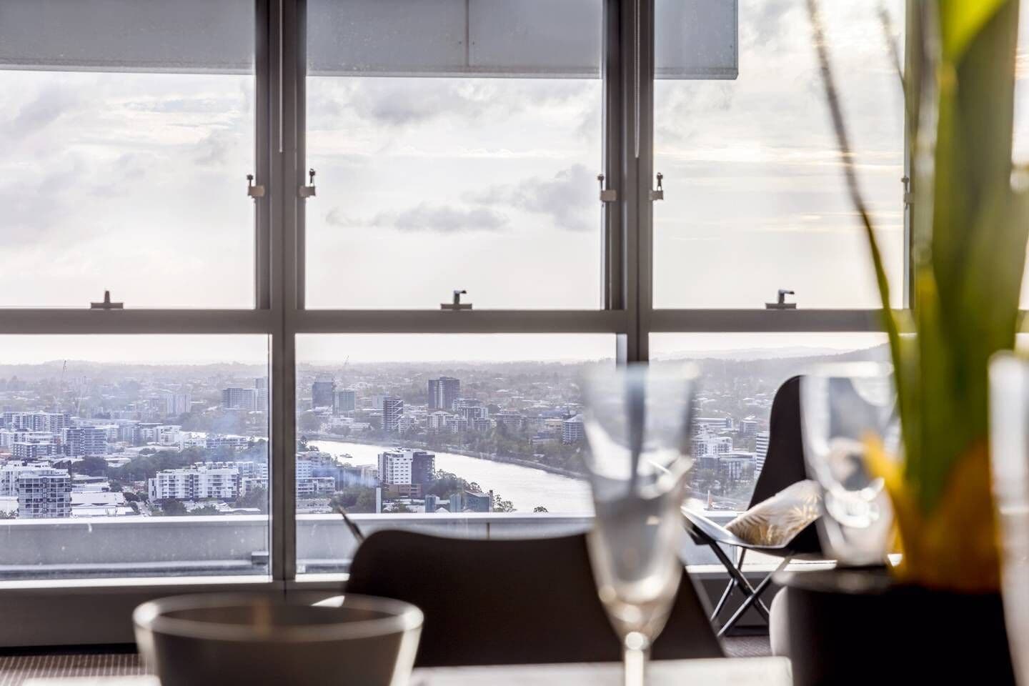 High Lvl River View Brisbane CBD +parking