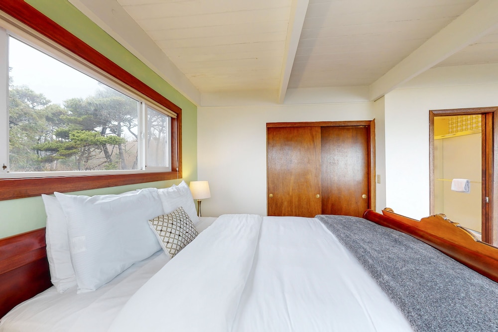 DogFriendly, Oceanfront Home with a Private Hot Tub, Firepit, & Free