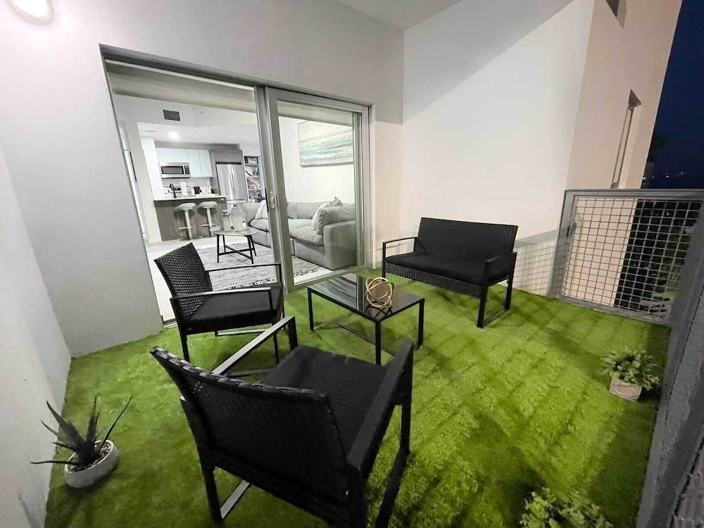 NEWLY REMODELED 2/2 MIDTOWN MIAMI FREE PARKING