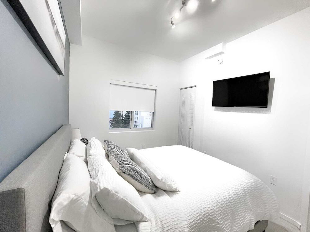 NEWLY REMODELED 2/2 MIDTOWN MIAMI FREE PARKING