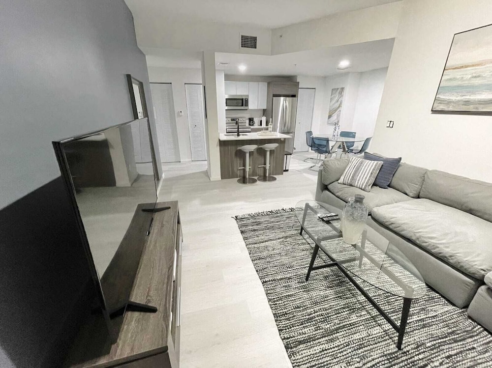 NEWLY REMODELED 2/2 MIDTOWN MIAMI FREE PARKING