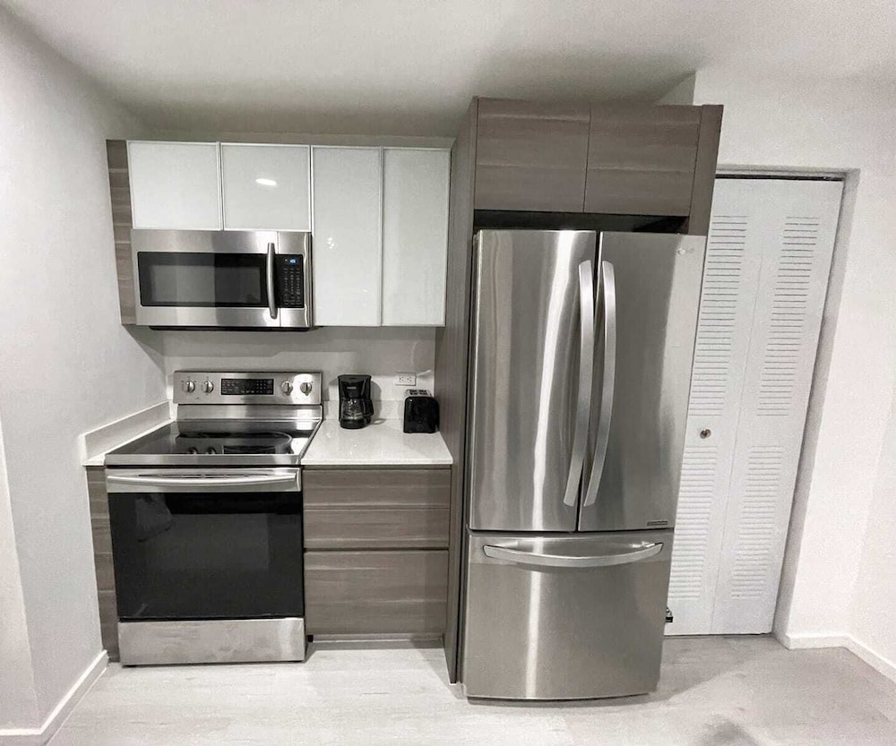 NEWLY REMODELED 2/2 MIDTOWN MIAMI FREE PARKING