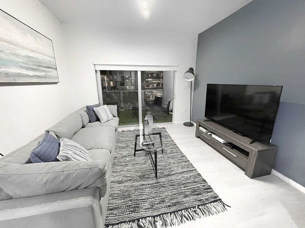 NEWLY REMODELED 2/2 MIDTOWN MIAMI FREE PARKING