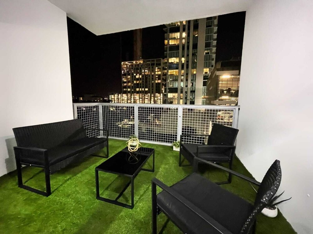 NEWLY REMODELED 2/2 MIDTOWN MIAMI FREE PARKING