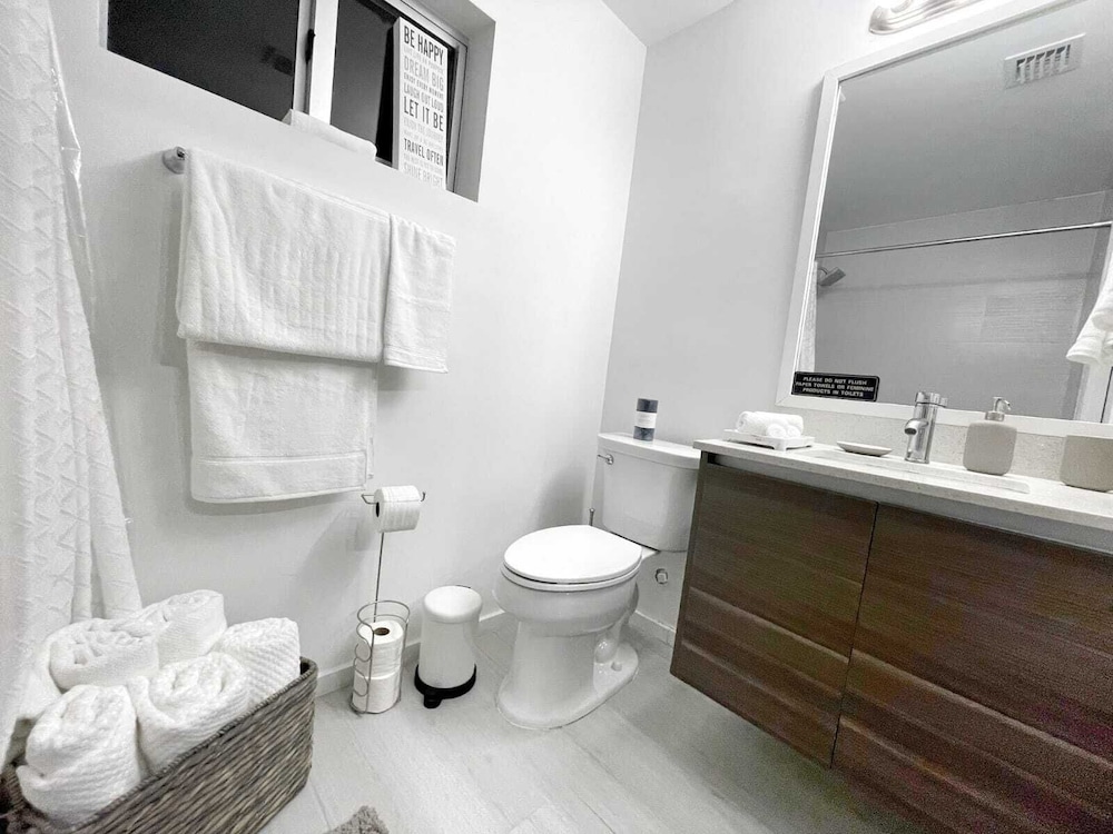 NEWLY REMODELED 2/2 MIDTOWN MIAMI FREE PARKING