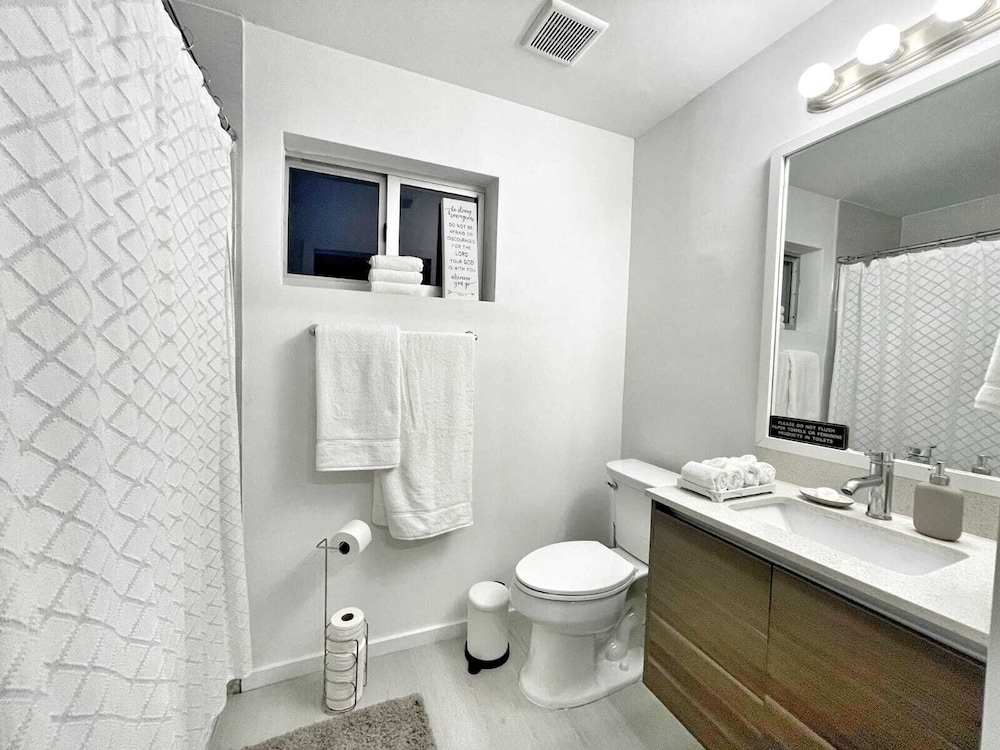 NEWLY REMODELED 2/2 MIDTOWN MIAMI FREE PARKING