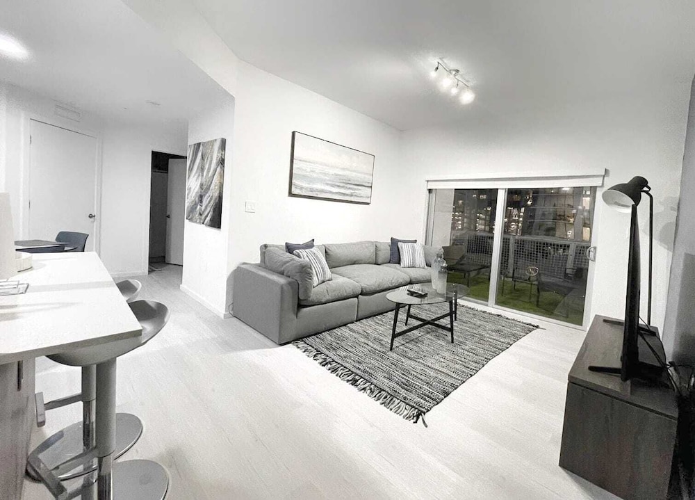 NEWLY REMODELED 2/2 MIDTOWN MIAMI FREE PARKING