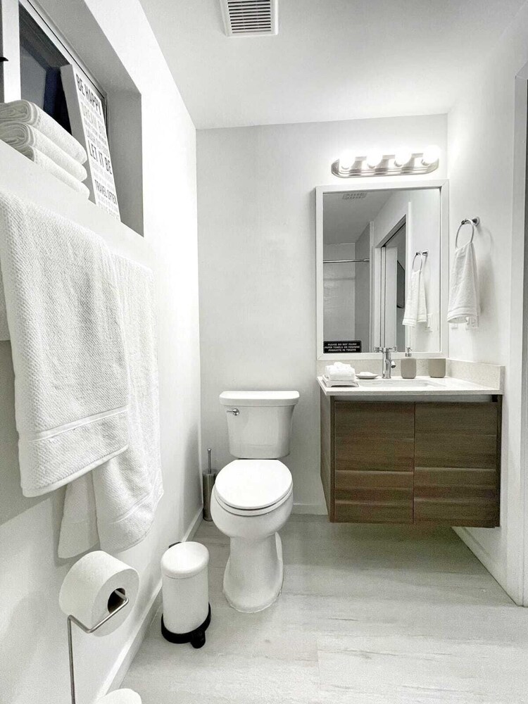 NEWLY REMODELED 2/2 MIDTOWN MIAMI FREE PARKING