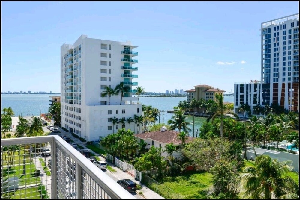 NEWLY REMODELED 2/2 MIDTOWN MIAMI FREE PARKING